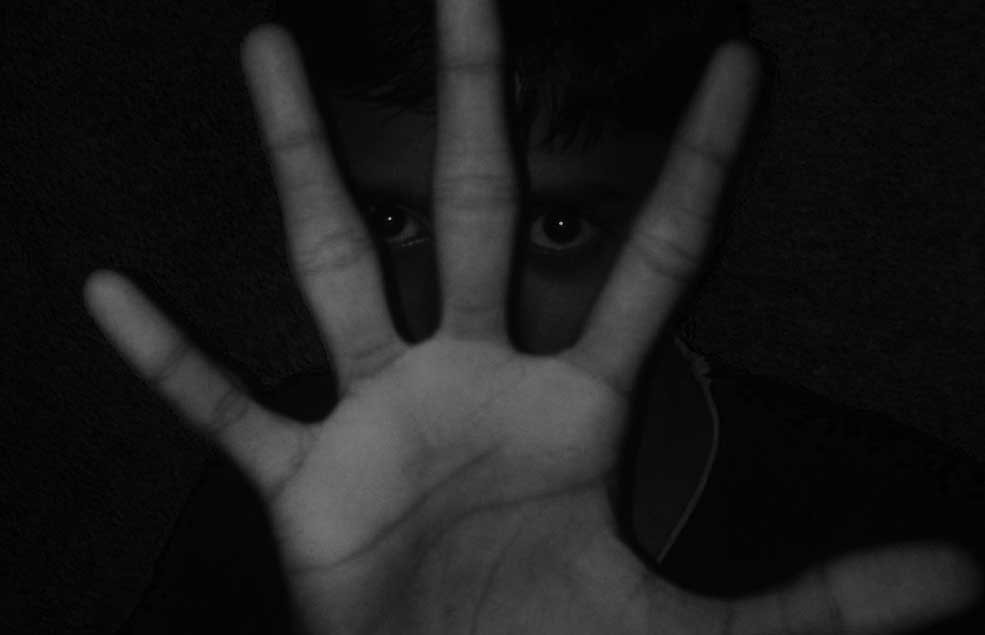 Foto von einer Hand in der Dunkelheit